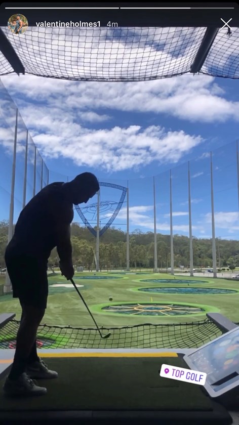 Valentine Holmes tries his hand at Top Golf